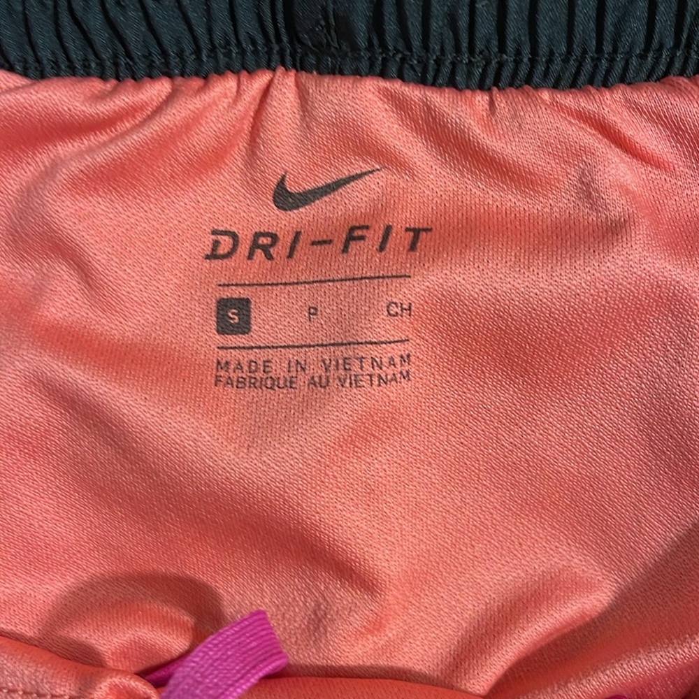 Nike Dri-Fit Shorts Size Small EUC - Picture 3 of 5